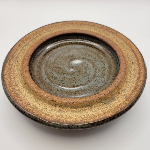 Rustic Handtrown Stoneware Lidded Handle Pot. - Picture 6 of 11